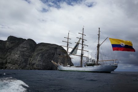 El buque escuela ARC Gloria visita el santuario de fauna y flora de Malpelo