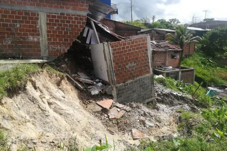 Seis casas colapsadas y nueve más en alto riesgo es el saldo de deslizamiento de tierra en el barrio Do&ntilde;a Ceci de Buenaventura