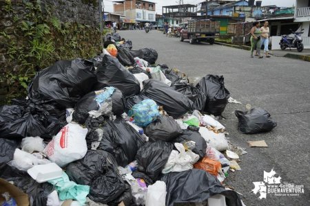 En medio de inconformidad, prosigue la recolección de basuras acumuladas en la ciudad