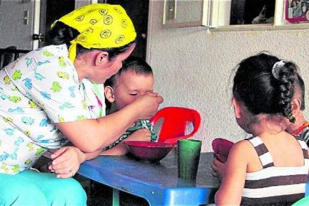 Se celebra el Colombia el Día de la Madre Comunitaria