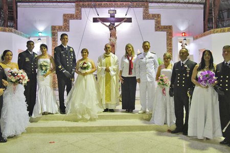 Se realizó emotiva ceremonia de matrimonios colectivos en la Fuerza Naval del Pacífico