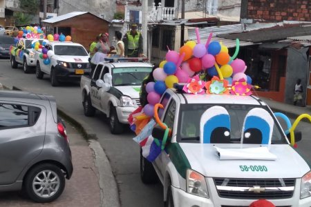 Policía realizó caravana de la alegría, Ni&ntilde;os Felices y Cero Quemados con pólvora