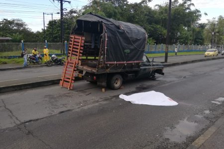 Murió una persona al chocar en su moto contra camión varado