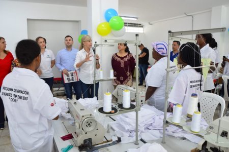 50 mil camisas escolares para ni&ntilde;os de Buenaventura están produciendo 70 mujeres capacitadas por la gobernación y la Fundación Singer