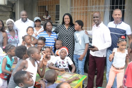 Ni&ntilde;os y ni&ntilde;as del barrio Alberto Lleras recibieron regalos de la Alcaldesa, Gestor Social y representantes de dos entidades bancarias de la ciudad