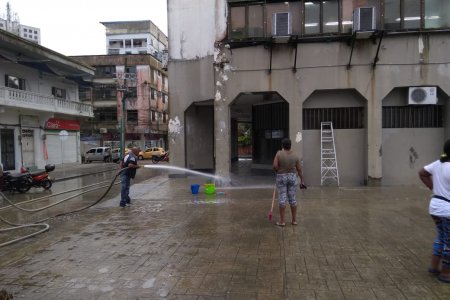 Gestor Social lideró Limpiatón para mejorar aspecto del edificio del Centro Administrativo Distrital