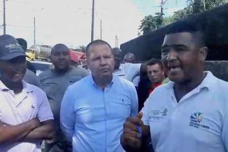 El Secretario de Gobierno medió para reabrir vía bloqueada por la comunidad por falta de agua en el km 5