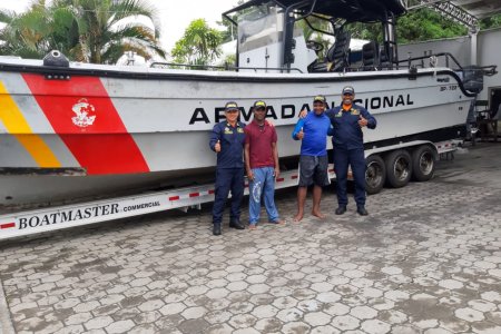 La Armada Nacional rescató 2 pescadores náufragos en Tumaco