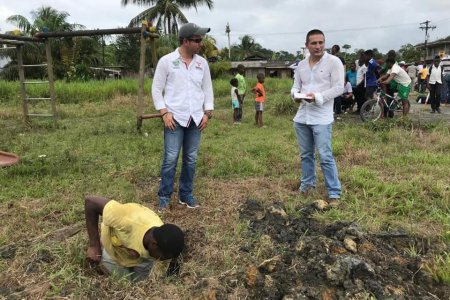 Funcionarios del Indervalle e Inderbuenaventura estuvieron en Puerto Merizalde revisando el terreno en el que se construirá una cancha
