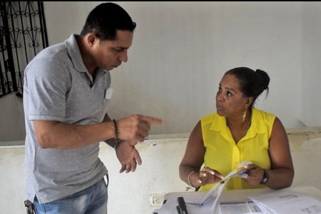 La Secretaría de Tránsito está entregando las tarjetas de tarifas de transporte a los conductores de servicio público