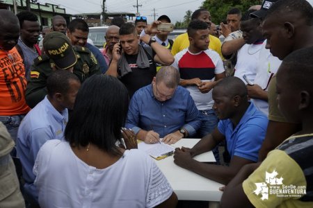 La Alcaldía Distrital de Buenaventura firmó acuerdo con habitantes y comerciantes del sector de La Palera en el puente El Pi&ntilde;al