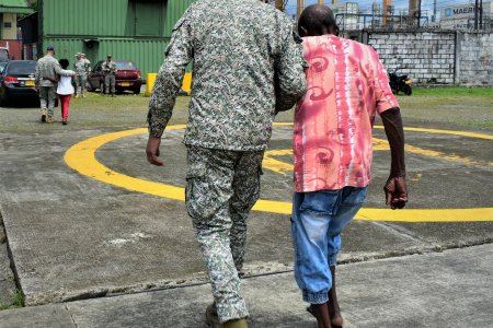 Una familia fue evacuada de Chocó por la Armada Nacional debido al asedio de grupos al margen de la Ley