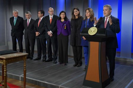 Presidente Duque firma Decreto de pliegos tipo, que pone fin a &lsquo;carteles&rsquo; de contratación en infraestructura y transporte