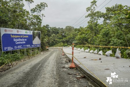 Trabajos de pavimentación de la carretera Simón Bolívar avanzan a buen ritmo