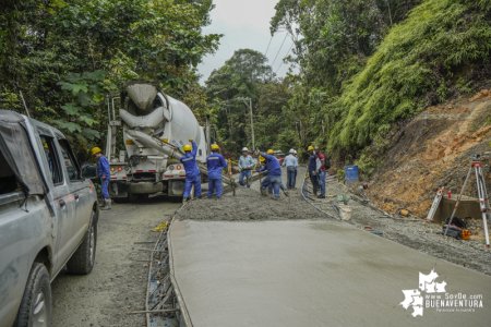Pavimentación de la carretera Simón Bolívar ya tiene 2 kilómetros completamente terminados y 6 con avance de explanación, excavación y obras de drenaje