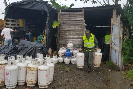 La Policía incautó 103 cilindros de gas en un parqueadero en Buenaventura