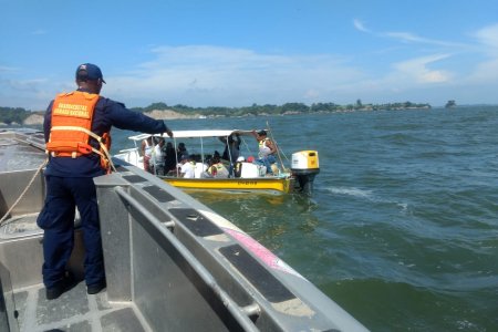 En Tumaco fueron rescatadas 19 personas en embarcación a la deriva