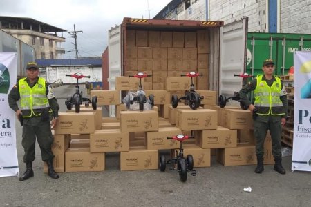 En operativo contra el contrabando, la POLFA y la DIAN incautaron un contenedor con juguetería en Buenaventura