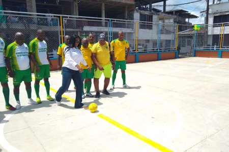 La alcaldesa distrital encargada de Buenaventura entregó una cancha múltiple en el barrio Eucarístico
