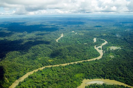 Con sobrevuelos, autoridades ambientales monitorean situación del río Anchicayá
