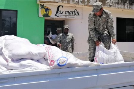 La Armada de Colombia entregó 15 toneladas de ayuda humanitaria en Juradó