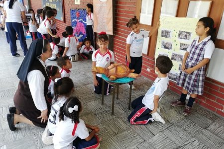 Estudiantes de colegio en Tuluá elaboran especies marinas con material reciclado