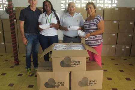 La Gobernación del Valle entregó ocho mil pares de tenis en cuatro colegios de Buenaventura