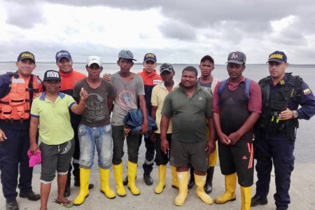 Embarcación de pesca colombiana rescata náufragos ecuatorianos