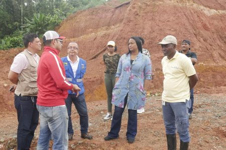 La alcaldesa distrital encargada, Maby Viera, visitó el botadero de basuras en Córdoba para verificar la operación de la planta de lixiviados