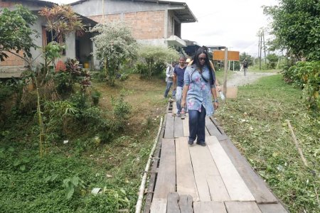 La alcaldesa Maby realizó recorrido por la comuna 10 y estableció compromisos