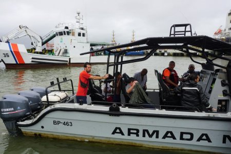 La Armada de Colombia rescató 17 personas que naufragaron en barco de cabotaje cerca de Juanchaco
