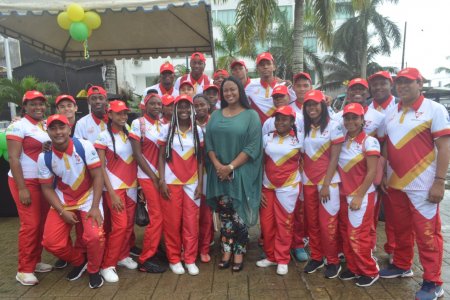 Delegación de deportistas de Buenaventura que participará en Juegos Departamentales recibió la bandera de manos de la alcaldesa Maby Viera