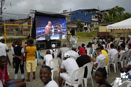 Con pantalla gigante la comunidad del barrio San Buenaventura pudo observar en diferido la pelea de Óscar Rivas y el jamaiquino Dillian Whyte