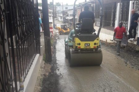 Avanza pavimentación en el barrio La Independencia con apoyo de la comunidad