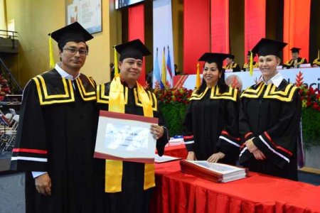 En la mayor graduación de estudiantes, Gobernadora anunció más proyectos de desarrollo para la Univalle