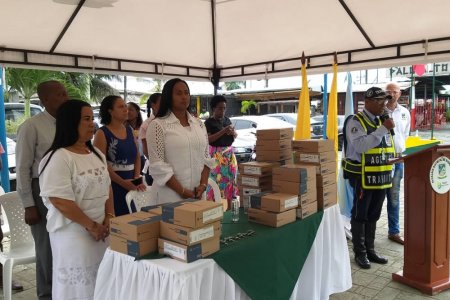 Seis motocicletas y treinta radios de comunicación fueron entregados a la Secretaría de Tránsito y Transporte de Buenaventura