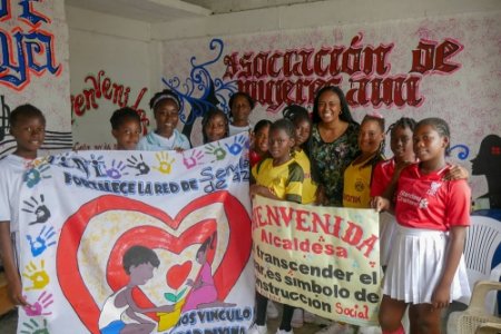 La alcaldesa Distrital Maby Viera se reunió con la Asociación de Mujeres Rurales en Puerto Merizalde
