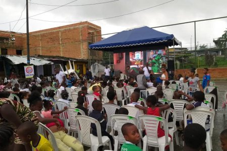 La comunidad de los barrios Campo Alegre e Inmaculada disfrutó de “Cine al Barrio” con la Administración Distrital