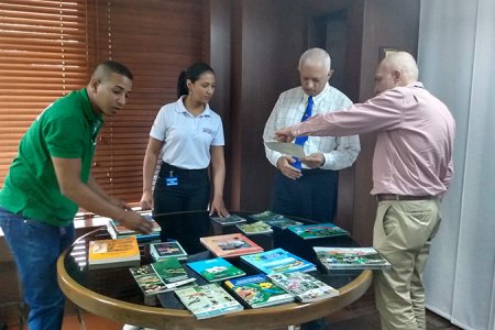La CVC entregó publicaciones ambientales a entidad en Buenaventura