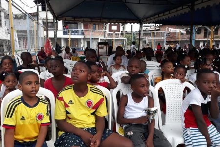 Mas de 900 niños y niñas disfrutaron del programa "Cine al Barrio" en El Bolívar, Eucarístico y en Córdoba durante el fin de semana