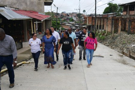 La Alcaldesa Distrital verificó el avance de obra en el pavimento de una calle en el barrio El Jardín