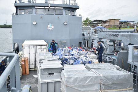 La Armada de Colombia entregó 16 toneladas de ayuda humanitaria en Guapi, Cauca