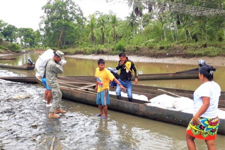 La Armada de Colombia acompañó el retorno de comunidades indígenas en Juradó, Chocó