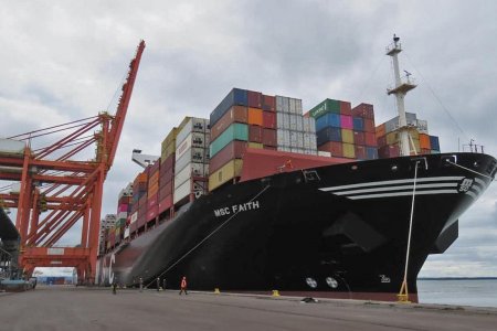 El Puerto Aguadulce recibe el barco portacontenedores más grande en llegar a Colombia