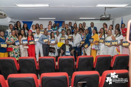 El representante Milton Angulo realizó la entrega de reconocimientos a los 50 mejores maestros de Buenaventura