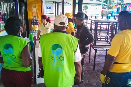 Las autoridades ambientales toman medidas para eliminar focos de basura en la ciudad