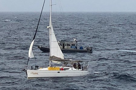 La Armada de Colombia rescató a 2 canadienses que llevaban 5 días a la deriva en alta mar cerca de Buenaventura