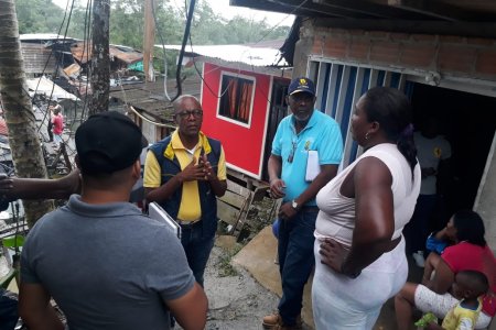 La Alcaldía Distrital de Buenaventura atiende a familias damnificadas por incendio en el barrio Santafé