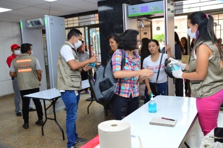 Con personal de la UES Valle se implementan medidas de contención del COVID-19 en sede de la Gobernación