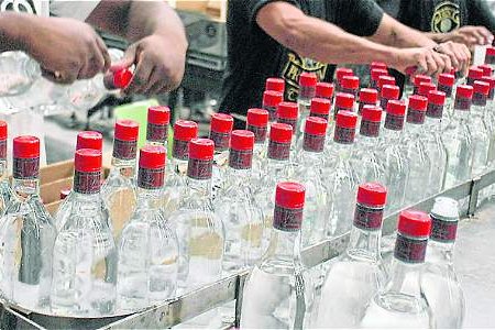 Con apoyo de los gremios azucareros, el Valle está preparado para suministrar alcohol a todo el país, dice la gobernadora Clara luz Roldán